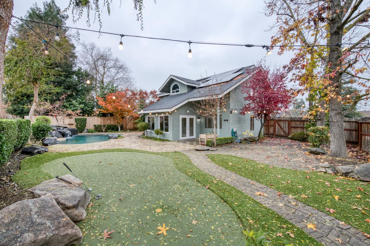 809 E Catalina Cir, Fresno, CA 93730