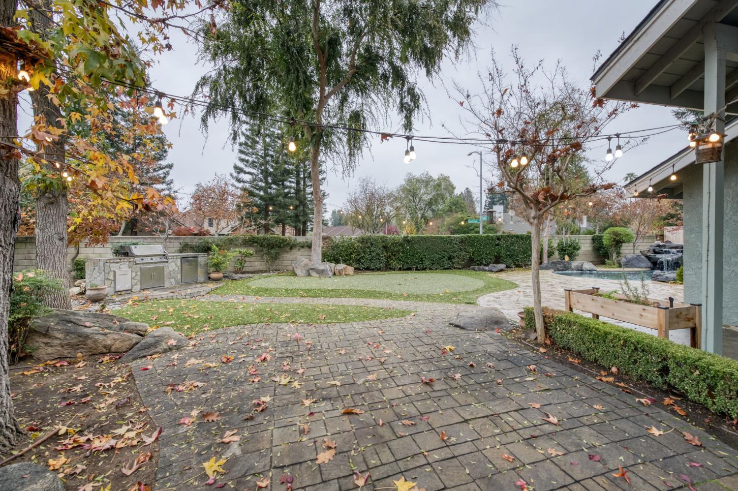 809 E Catalina Cir, Fresno, CA 93730