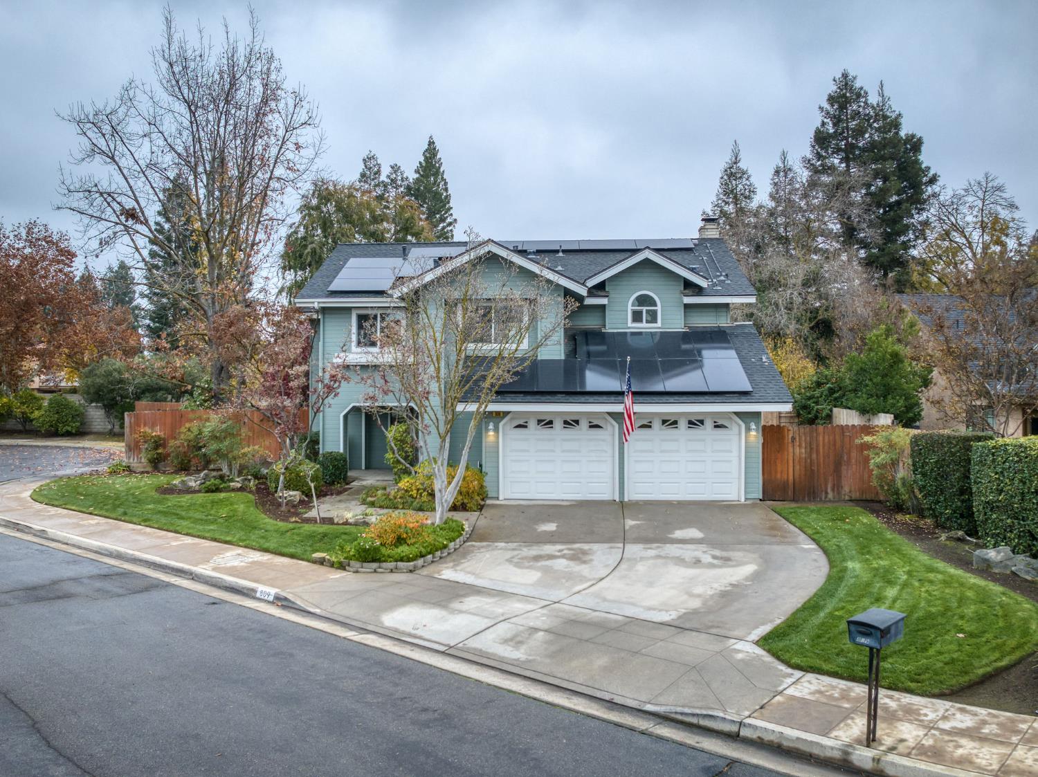 809 E Catalina Cir, Fresno, CA 93730