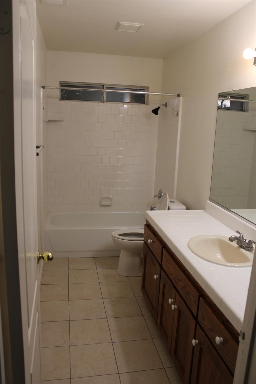 2233 E Christopher Dr, Fresno, CA 93720