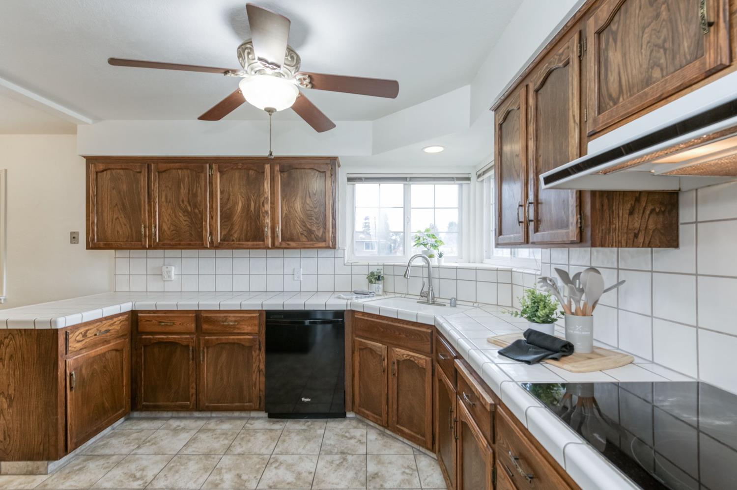 6561 N Jackson Ave, Fresno, CA 93710