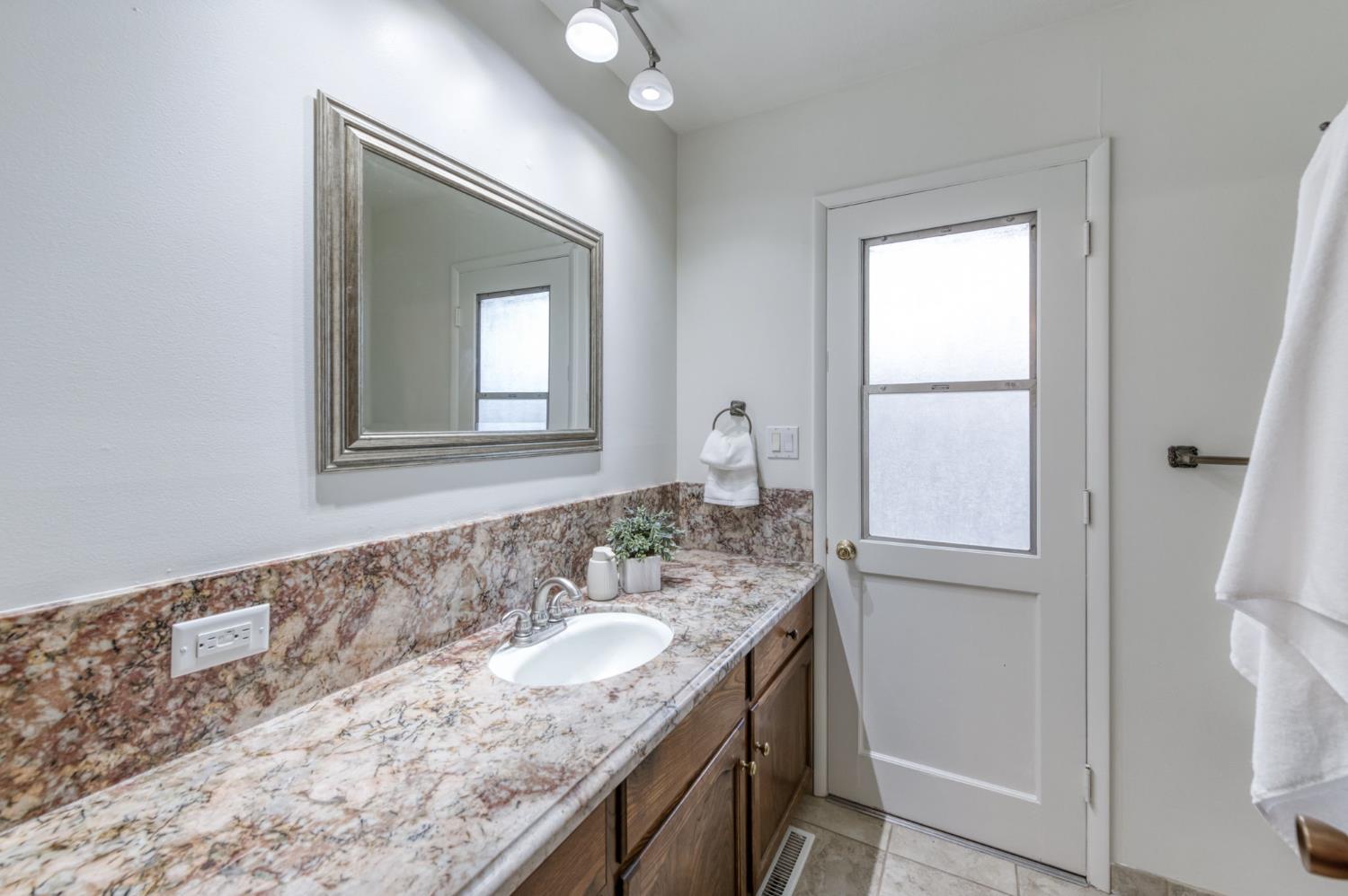 6561 N Jackson Ave, Fresno, CA 93710