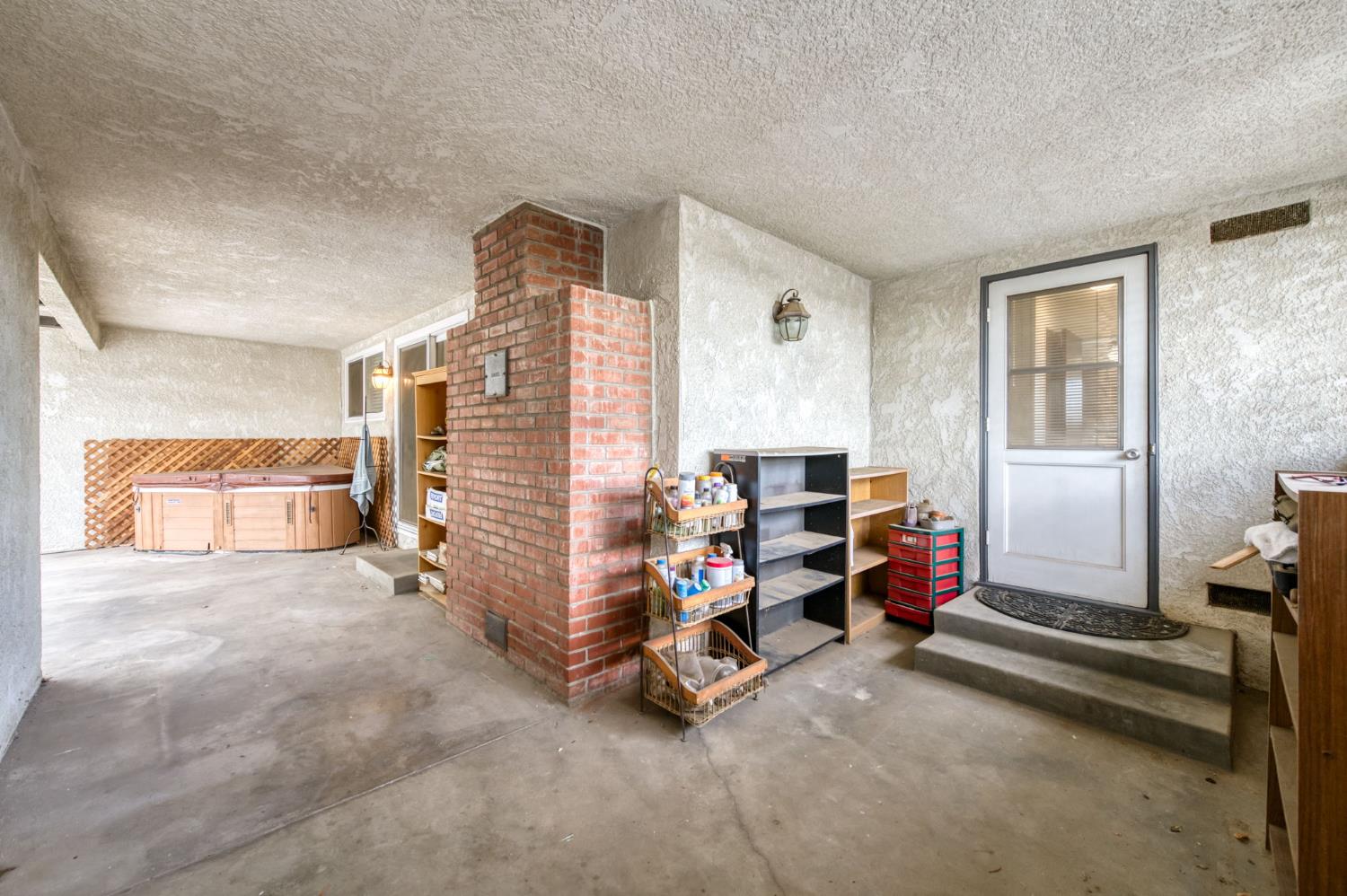 6561 N Jackson Ave, Fresno, CA 93710