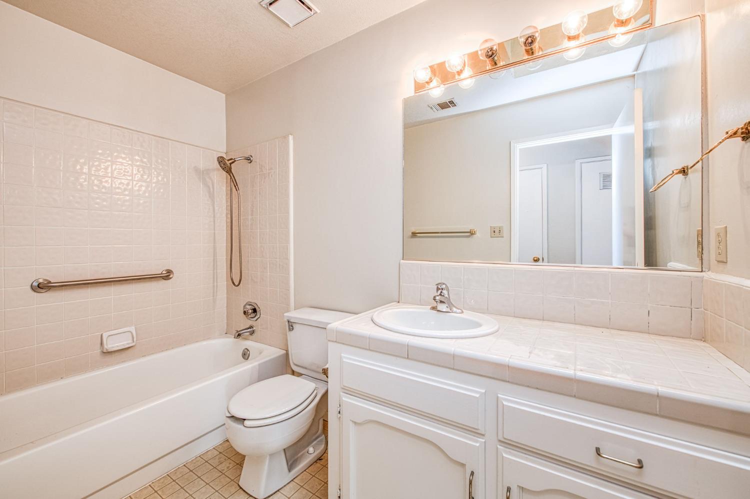 2535 Sierra Ave, Clovis, CA 93611