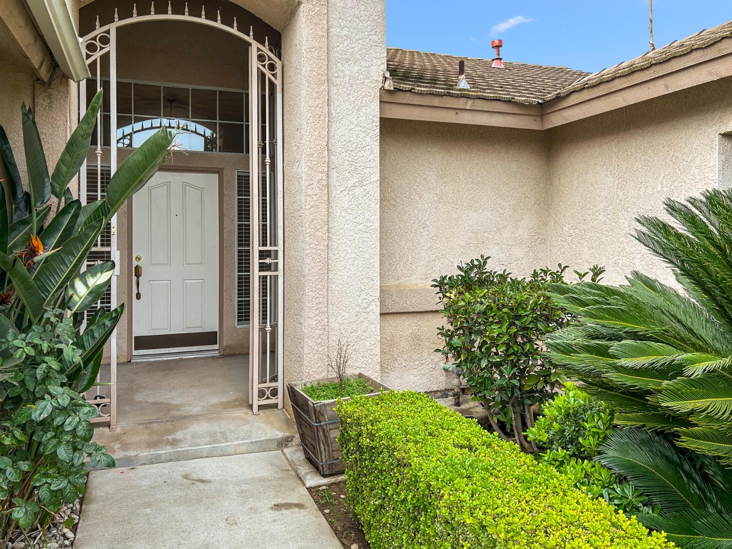 7583 N State St, Fresno, CA 93722