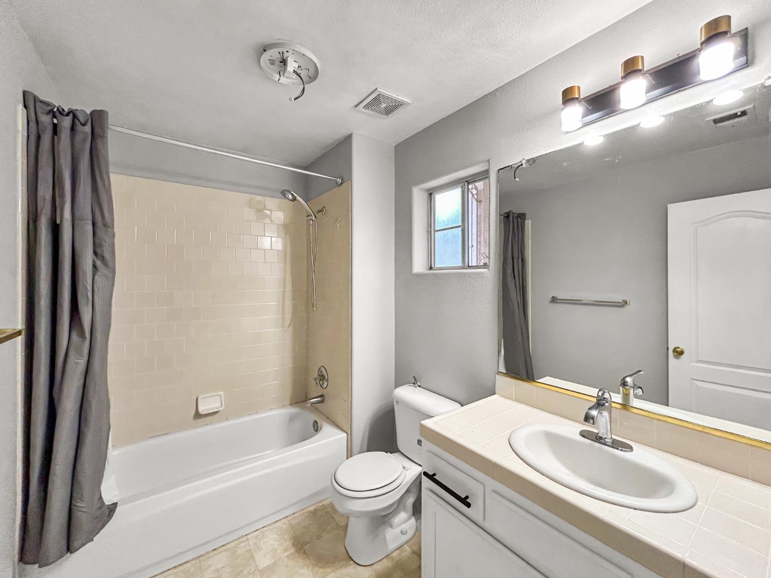 7583 N State St, Fresno, CA 93722