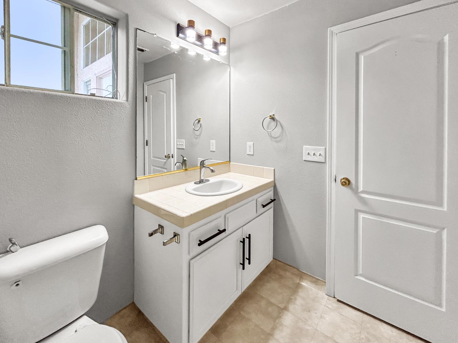 7583 N State St, Fresno, CA 93722