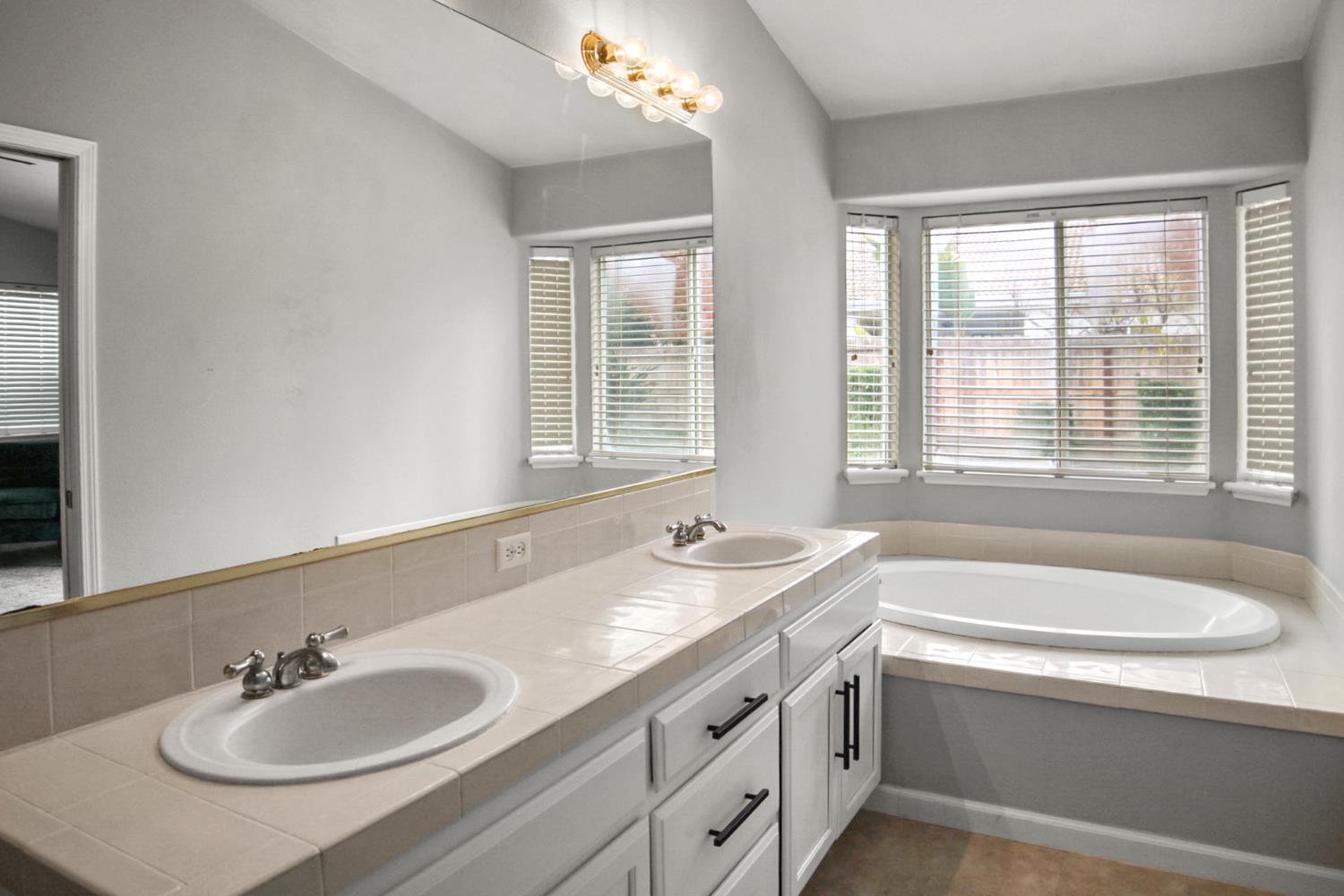 7583 N State St, Fresno, CA 93722