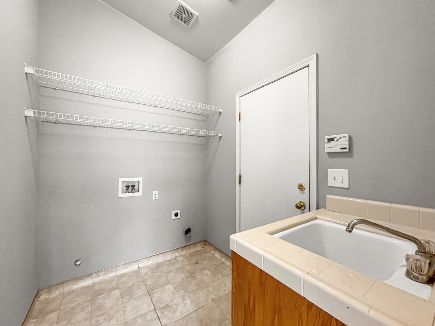 7583 N State St, Fresno, CA 93722