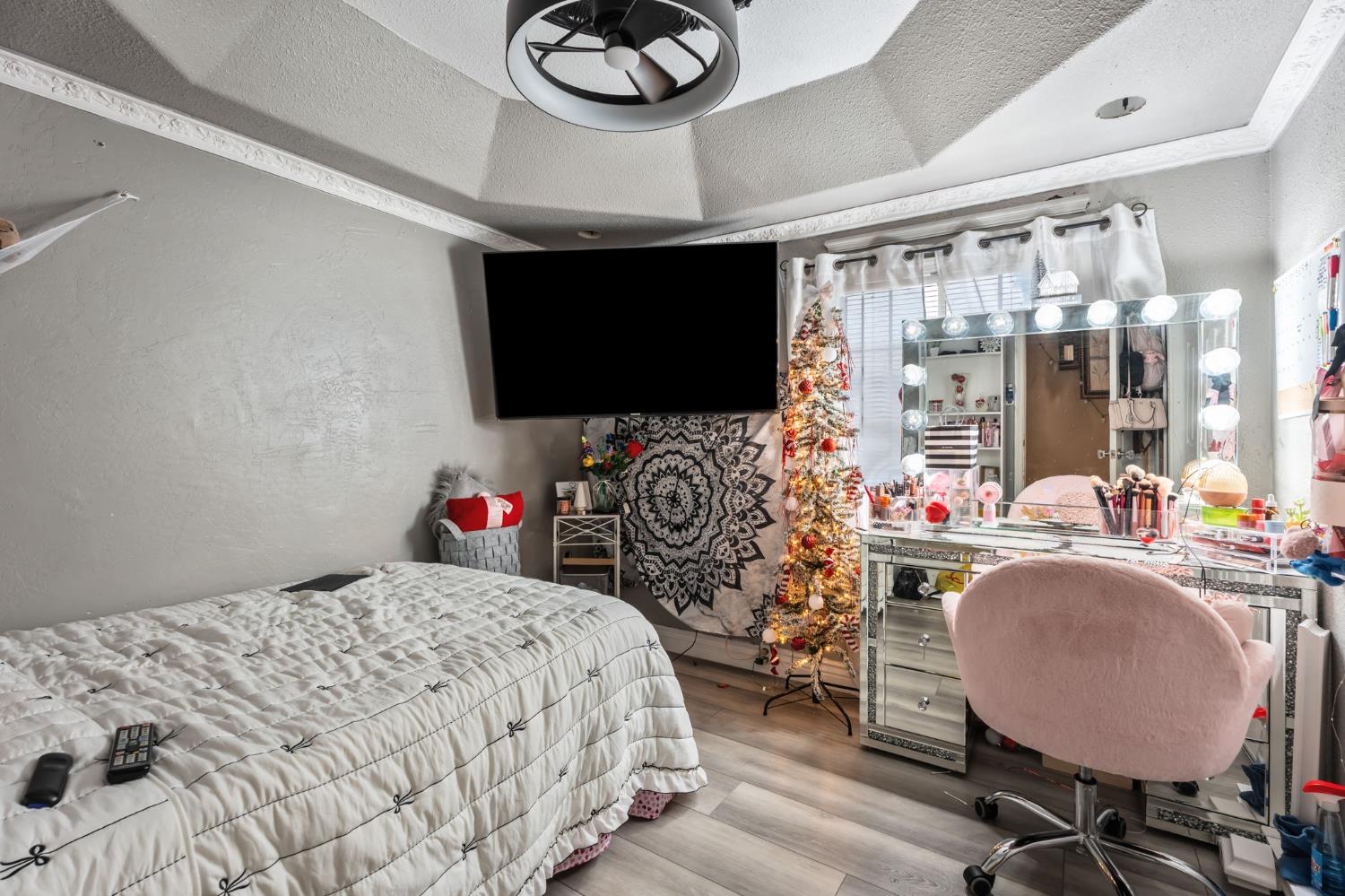 1283 N Calaveras St, Fresno, CA 93728