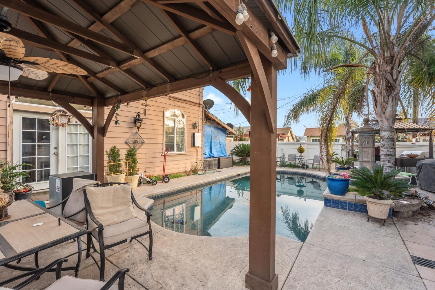 1283 N Calaveras St, Fresno, CA 93728