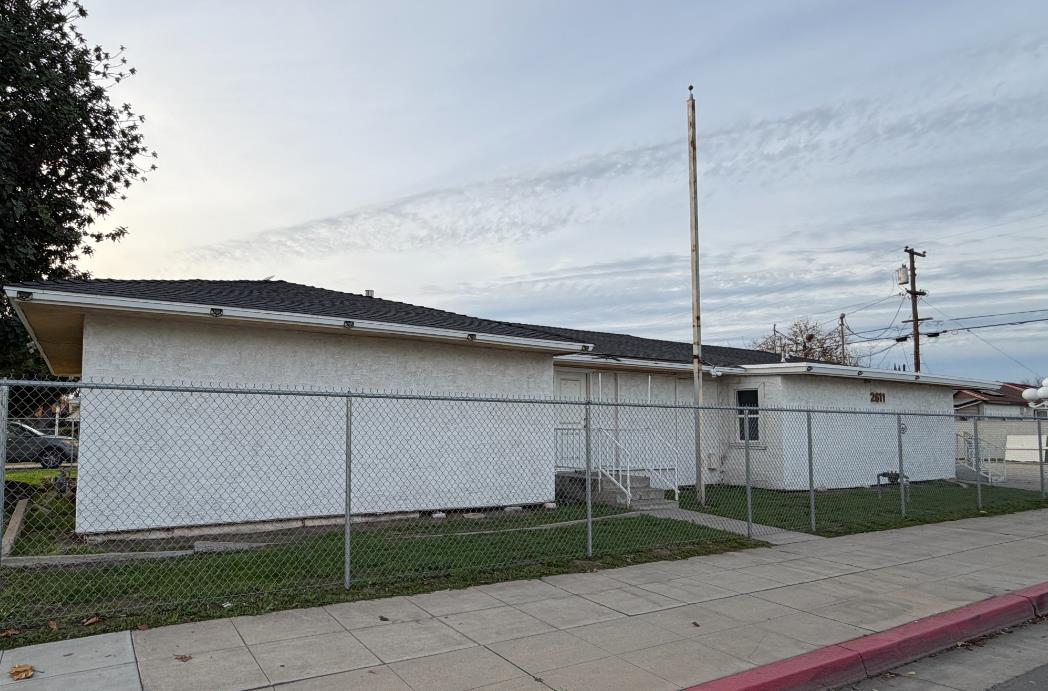 2611 N Fresno St, Fresno, CA 93703