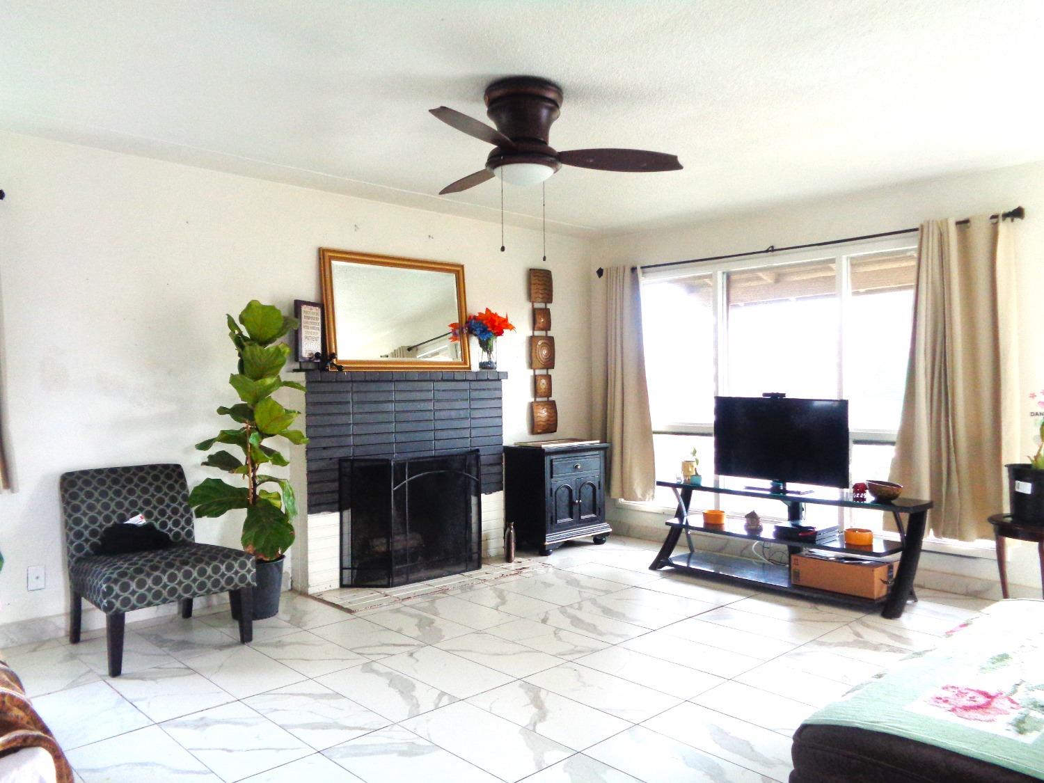 2615 N Bond Ave, Fresno, CA 93703