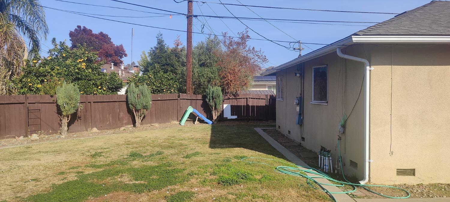 2615 N Bond Ave, Fresno, CA 93703