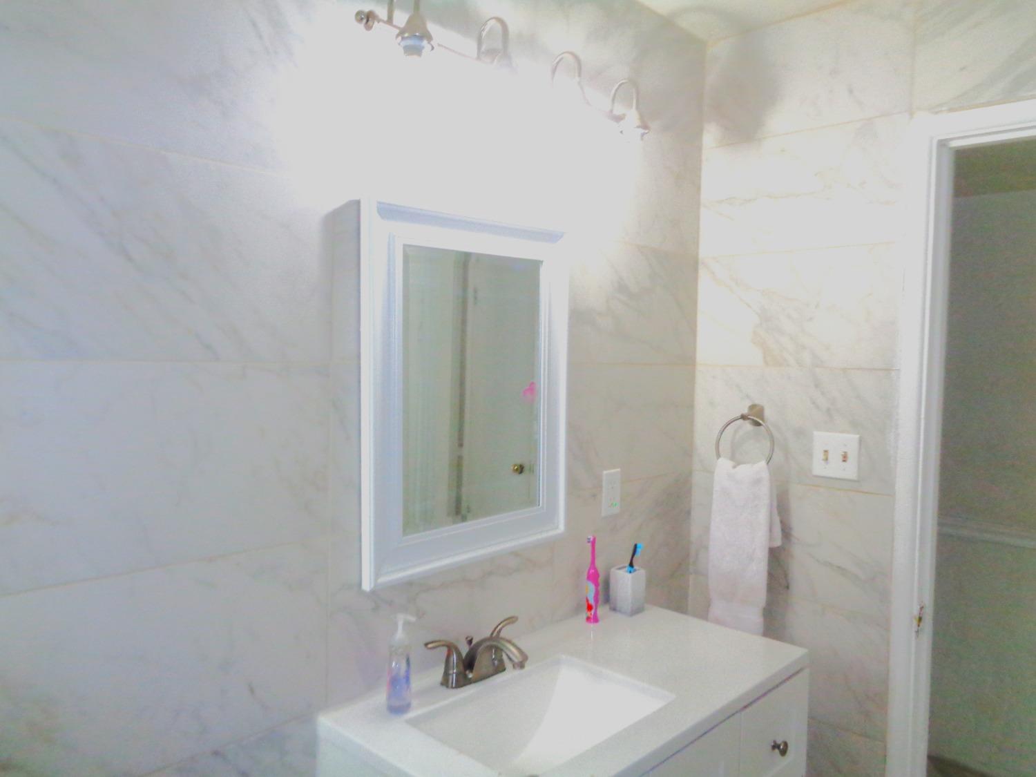 2615 N Bond Ave, Fresno, CA 93703