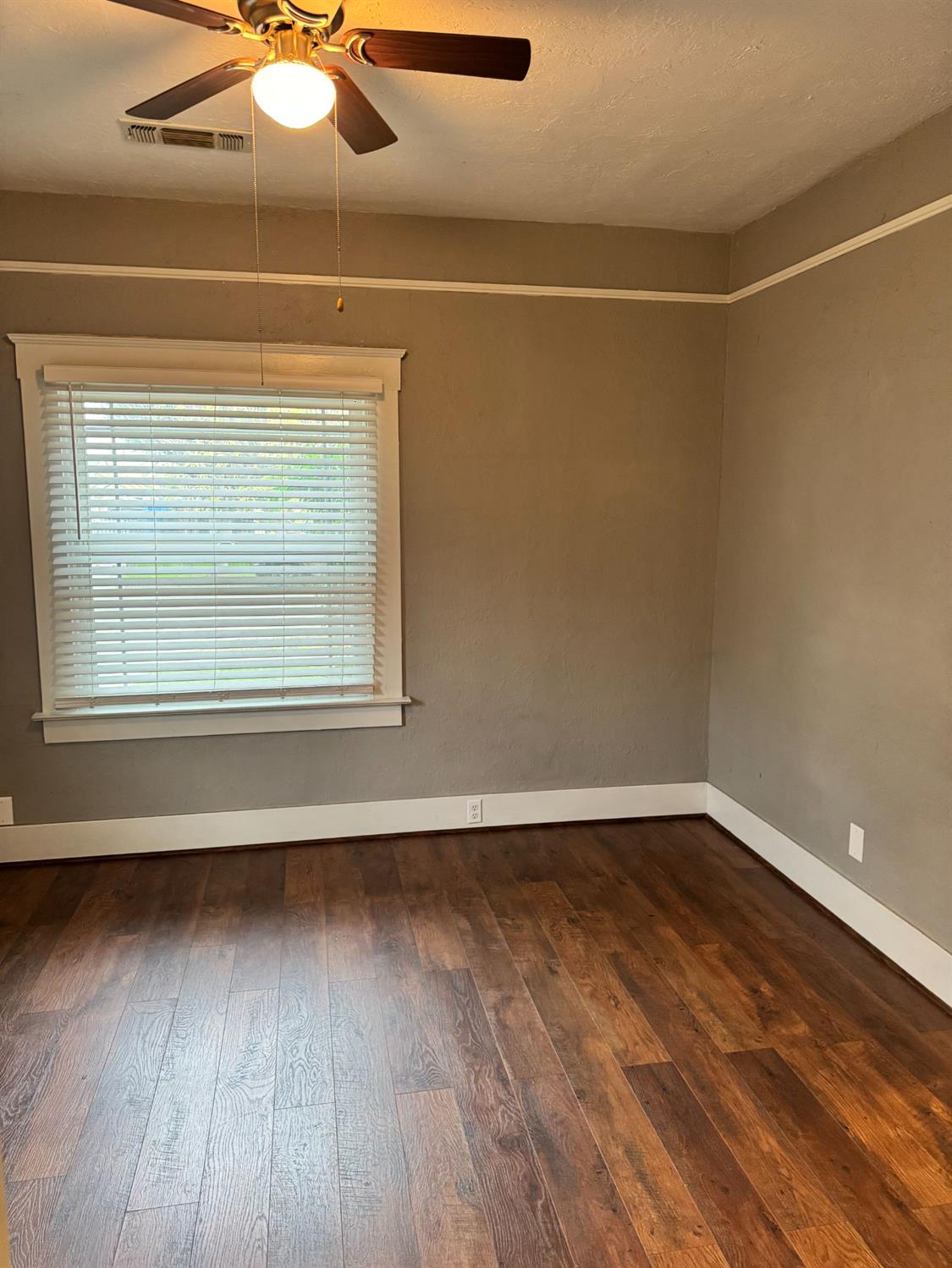 1261 N Glenn Ave N, Fresno, CA 93728