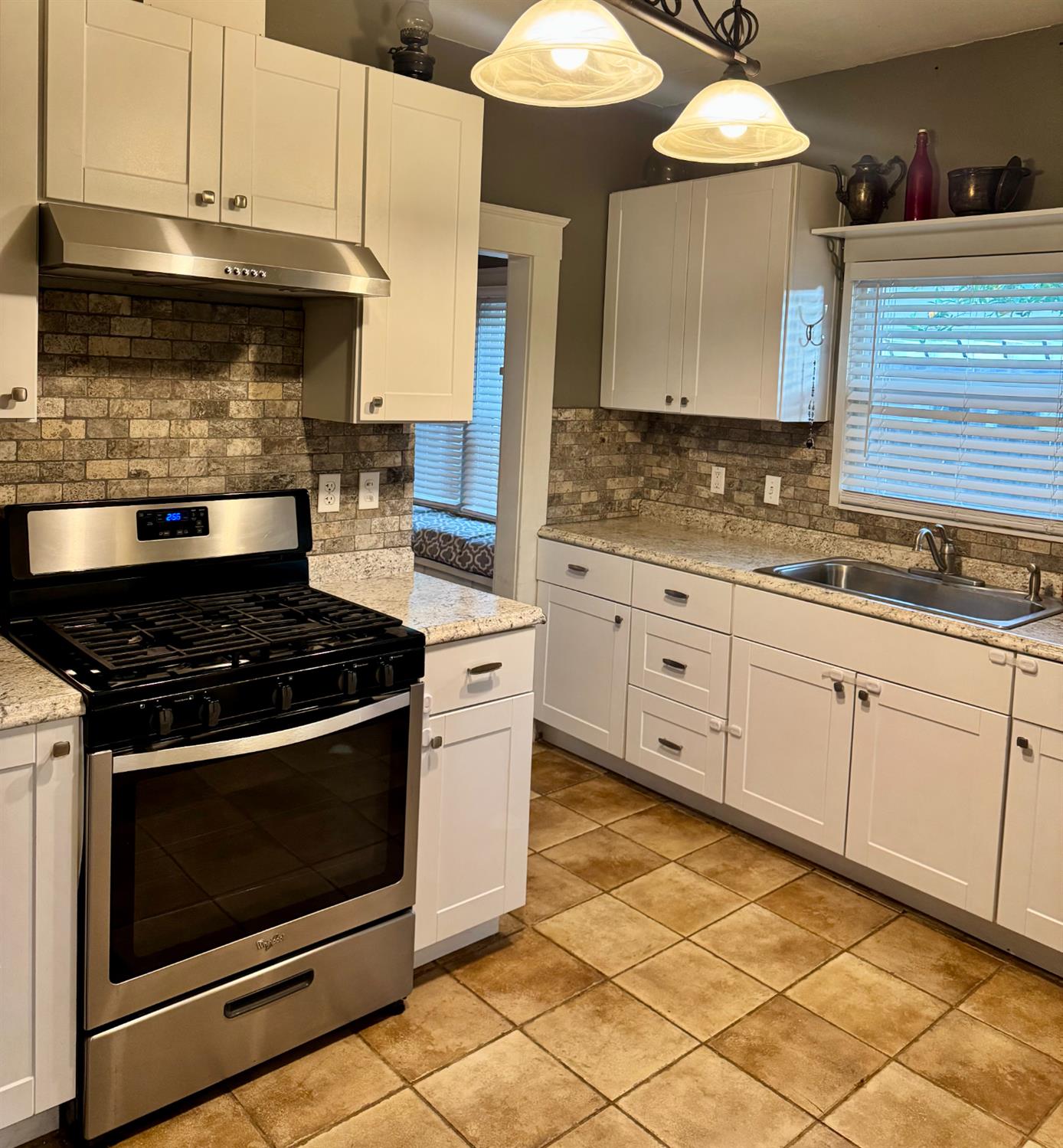 1261 N Glenn Ave N, Fresno, CA 93728