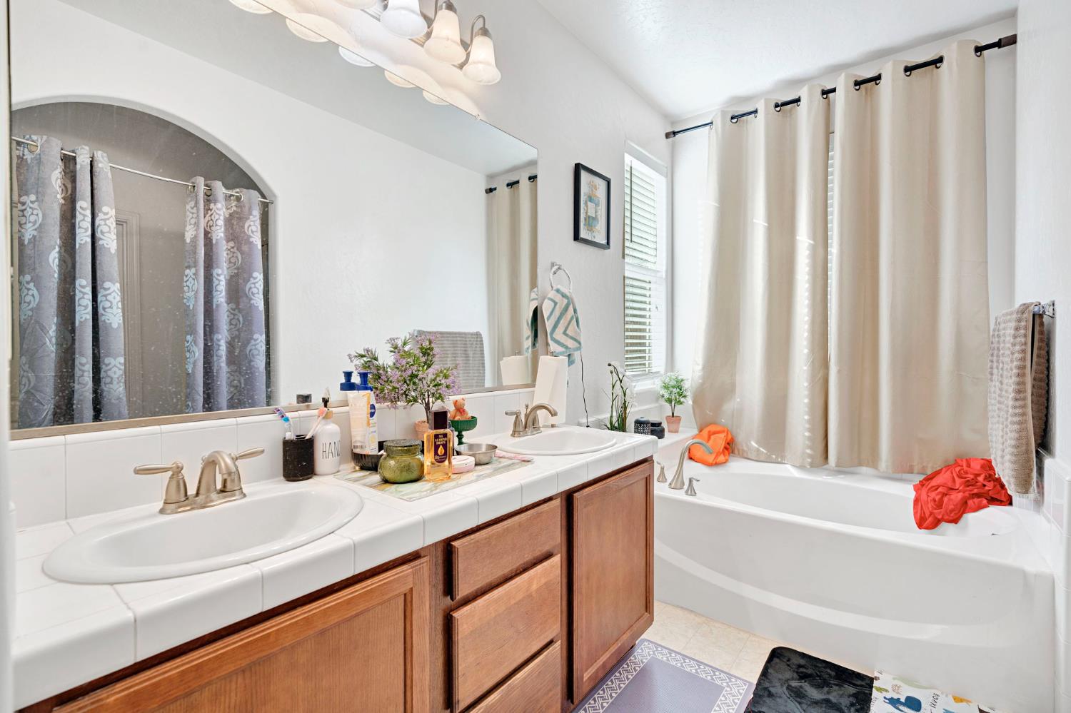 4421 W Pinsapo Dr, Fresno, CA 93722