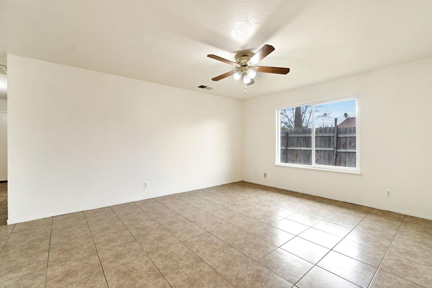 14853 W Stanislaus Ave, Kerman, CA 93630