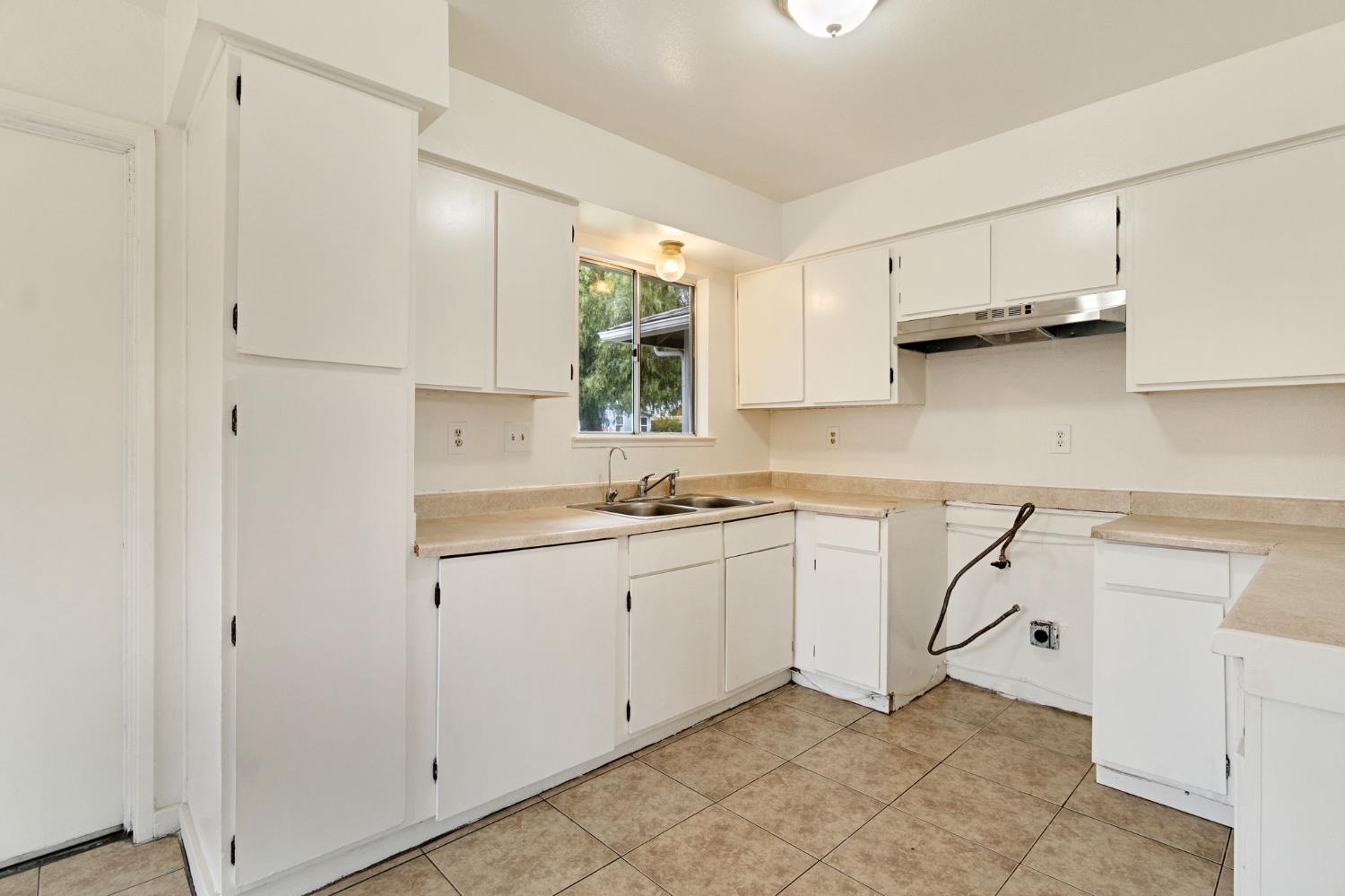 14853 W Stanislaus Ave, Kerman, CA 93630