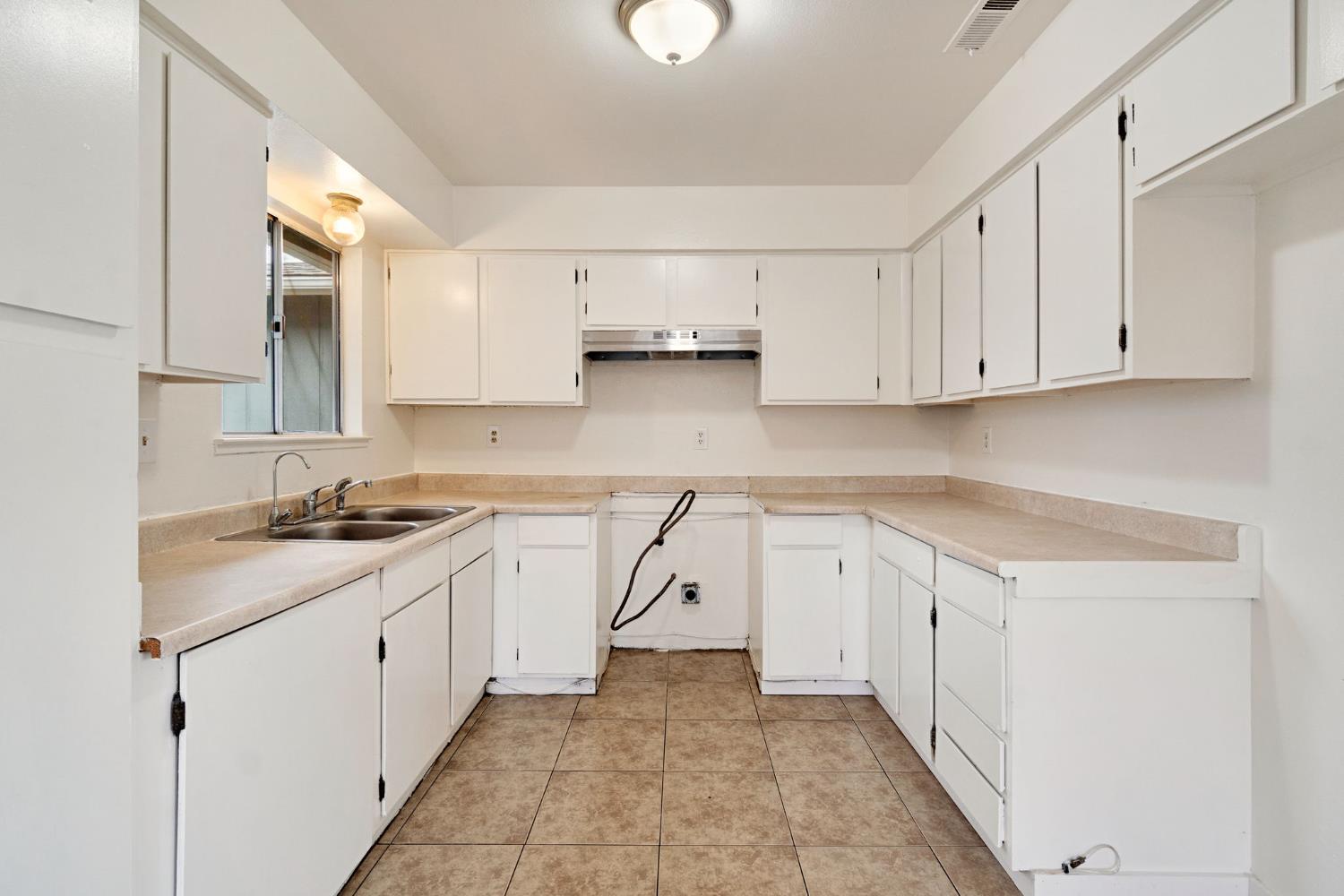 14853 W Stanislaus Ave, Kerman, CA 93630