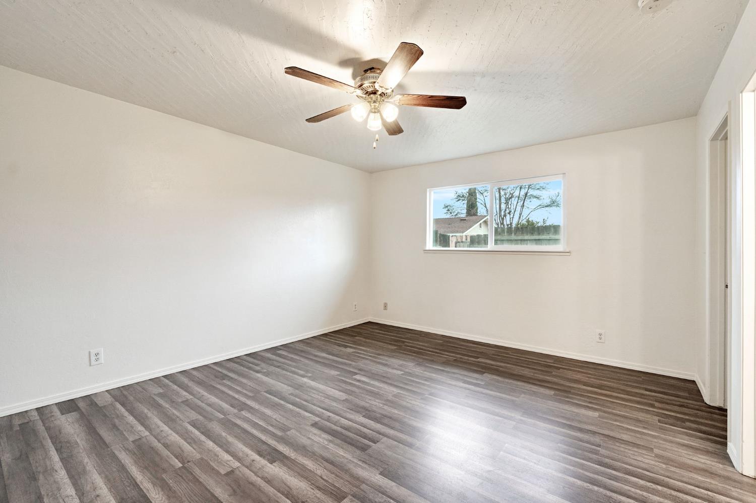 14853 W Stanislaus Ave, Kerman, CA 93630