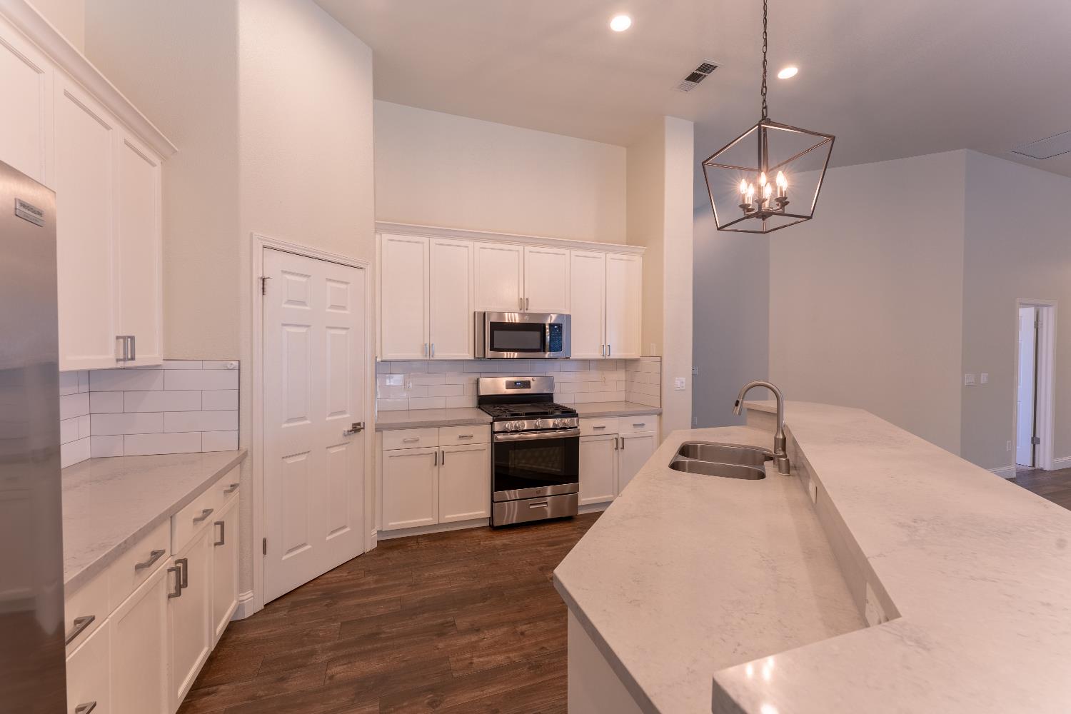 1963 Rialto Ct, Clovis, CA 93611