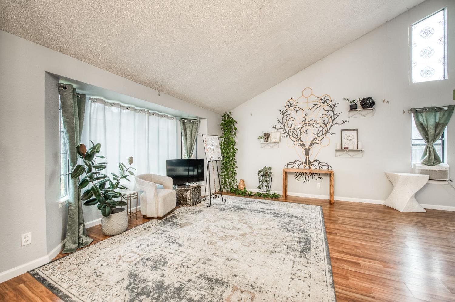 6189 N Cleo Ave, Fresno, CA 93722