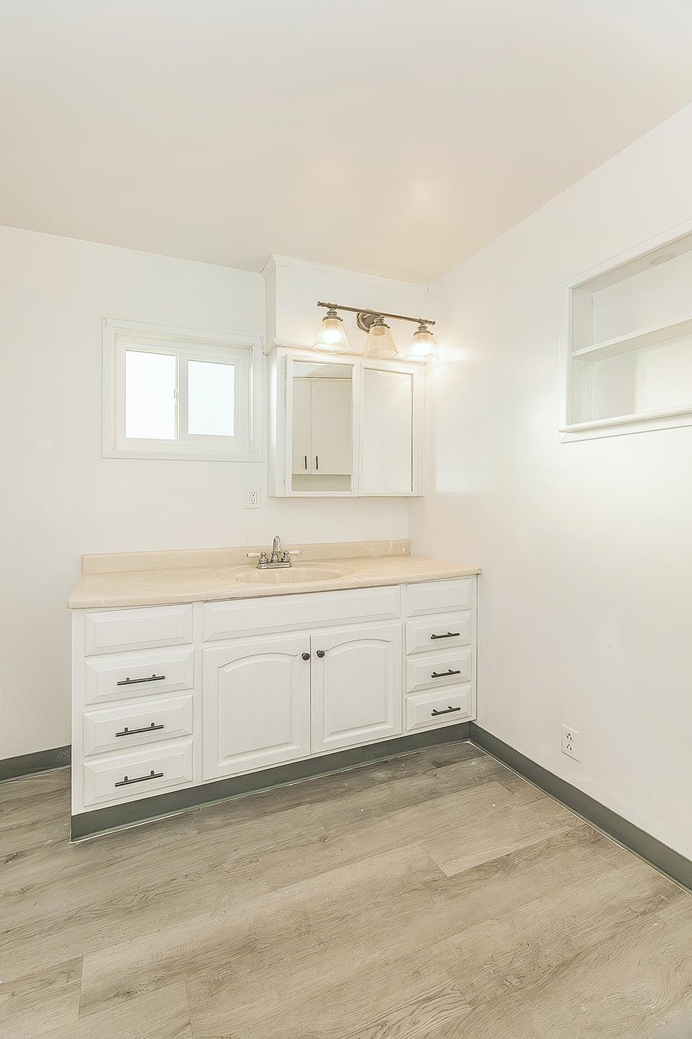 422 N Pine St, Madera, CA 93637