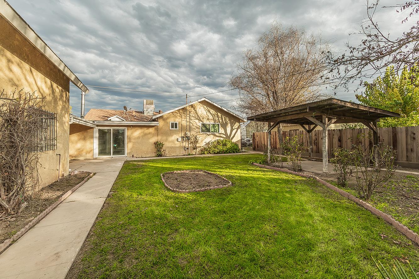 422 N Pine St, Madera, CA 93637