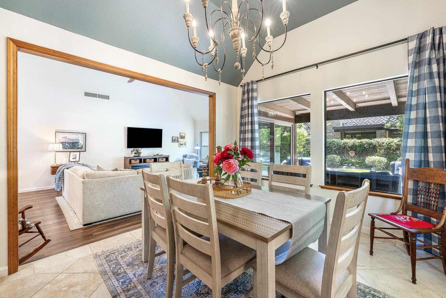 2827 W Compton Ct, Fresno, CA 93711