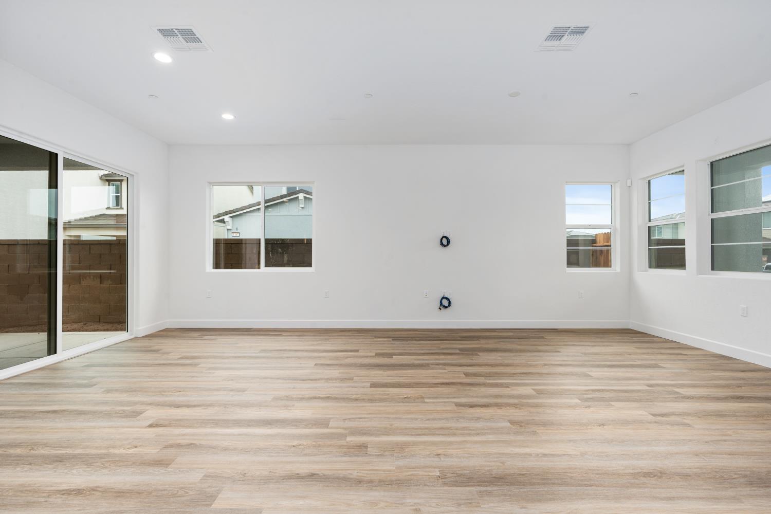 331 Peters Ln S, Madera, CA 93636