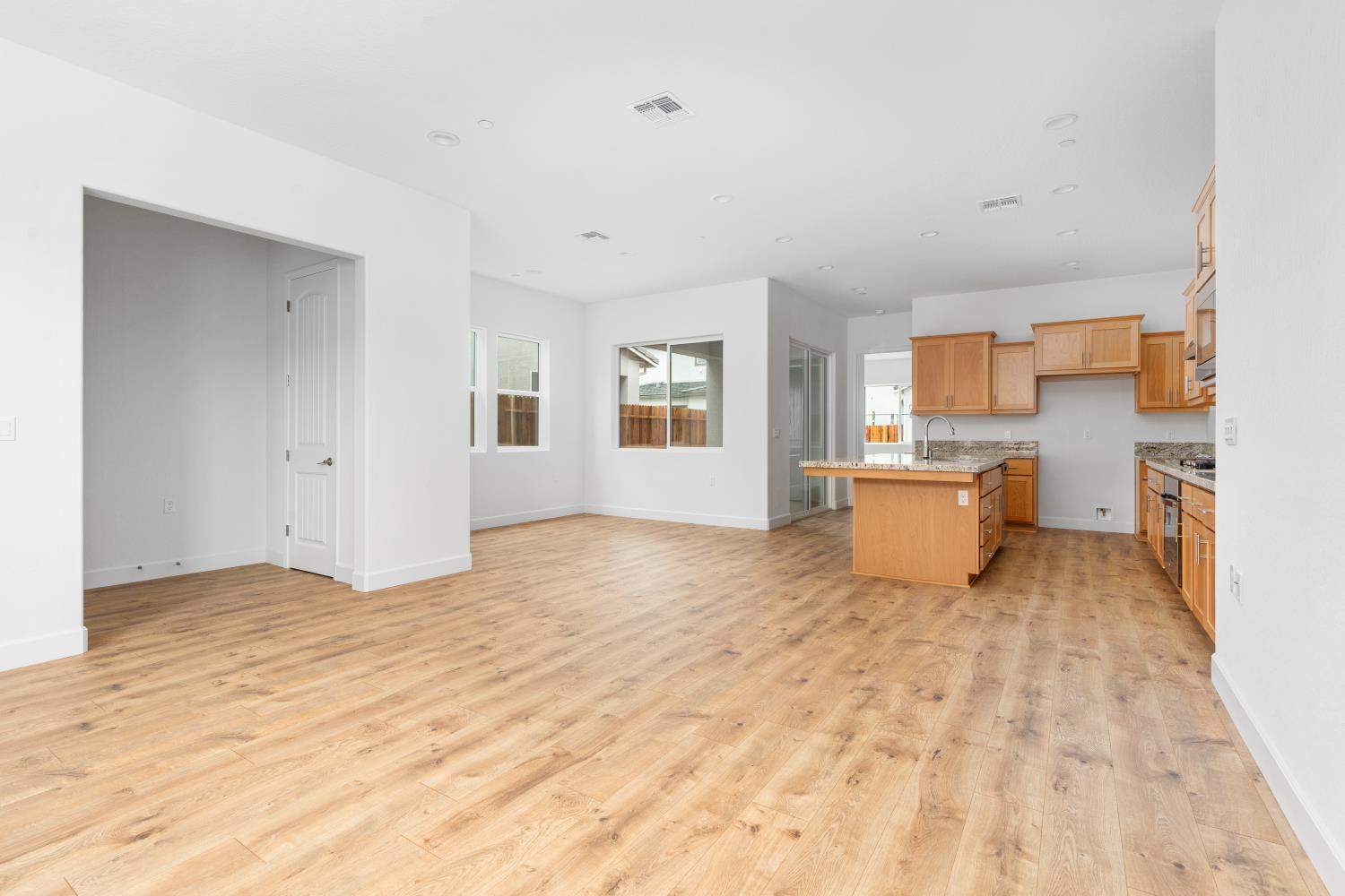 347 Peters Ln S, Madera, CA 93636