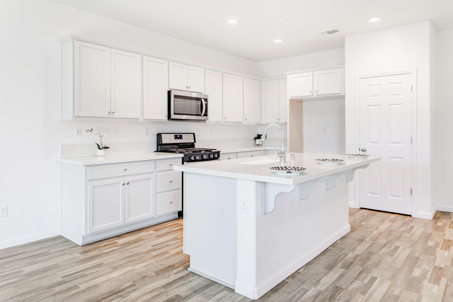 183 S Karen Ave, Kerman, CA 93630