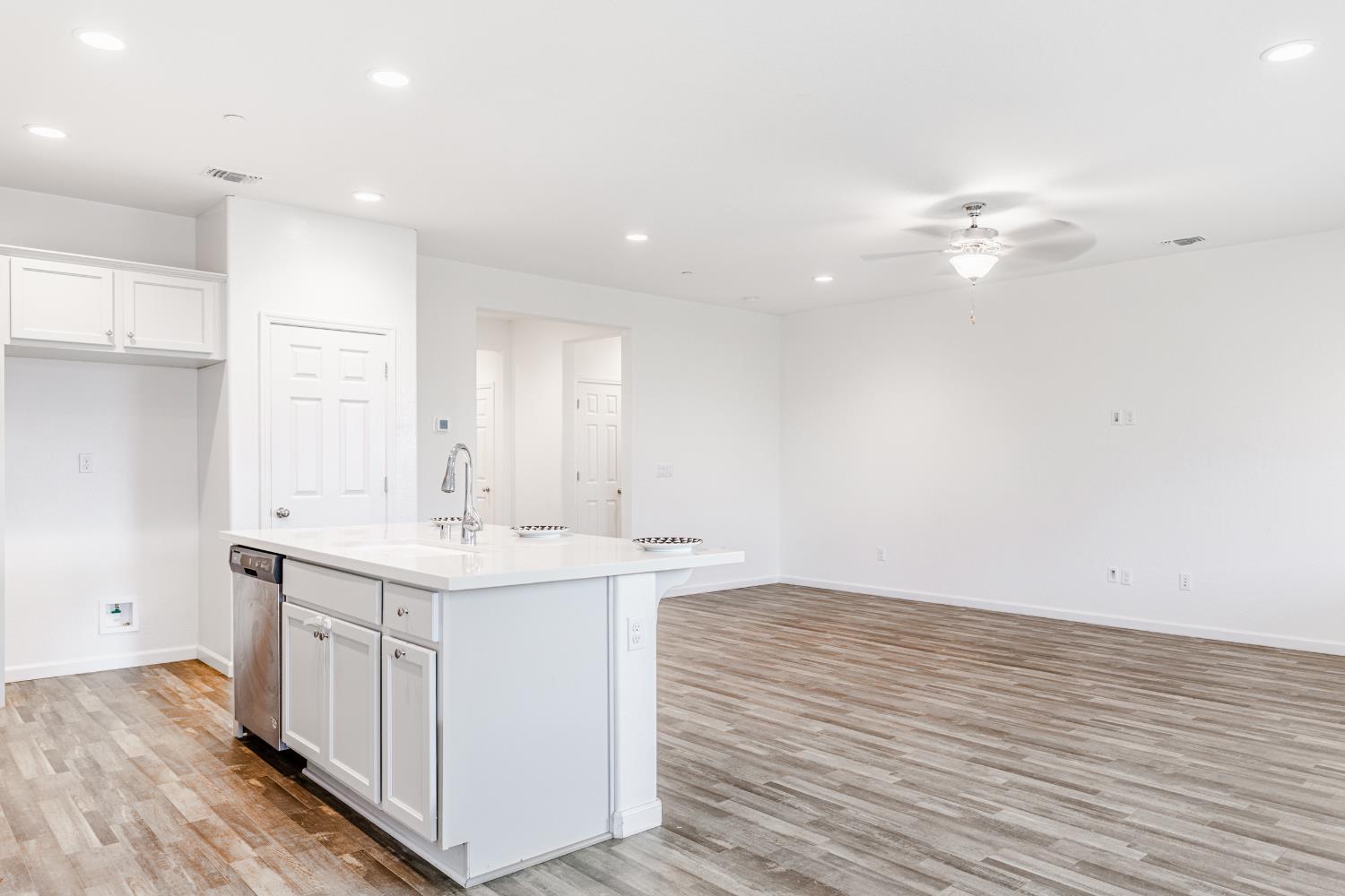 183 S Karen Ave, Kerman, CA 93630