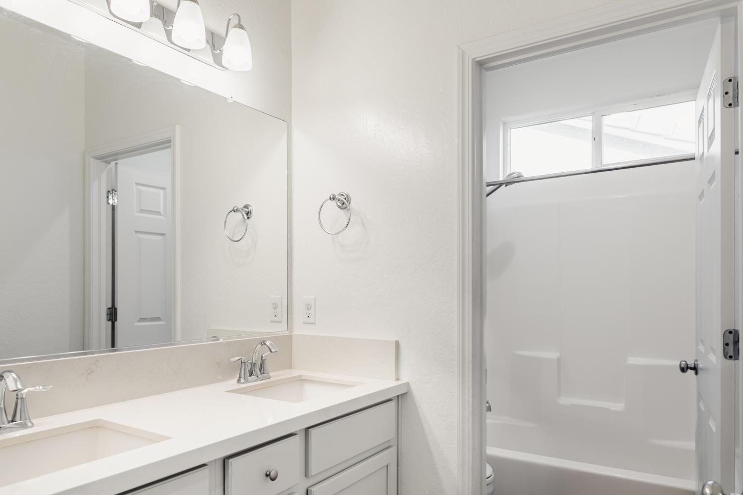 183 S Karen Ave, Kerman, CA 93630