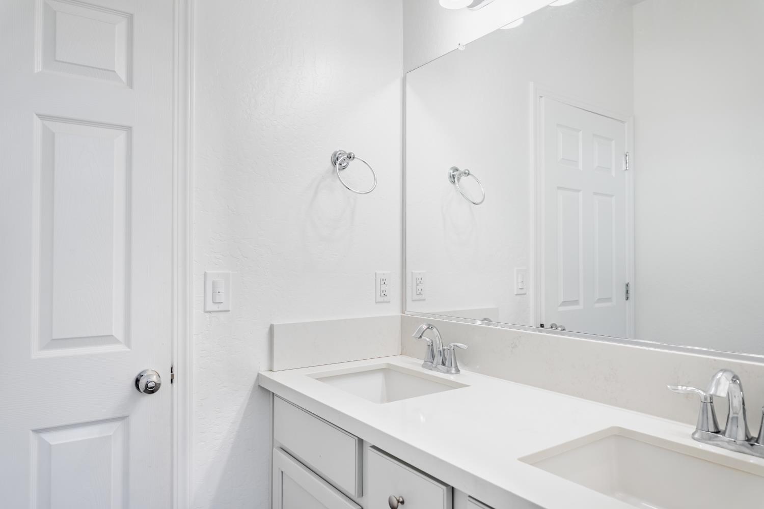 183 S Karen Ave, Kerman, CA 93630