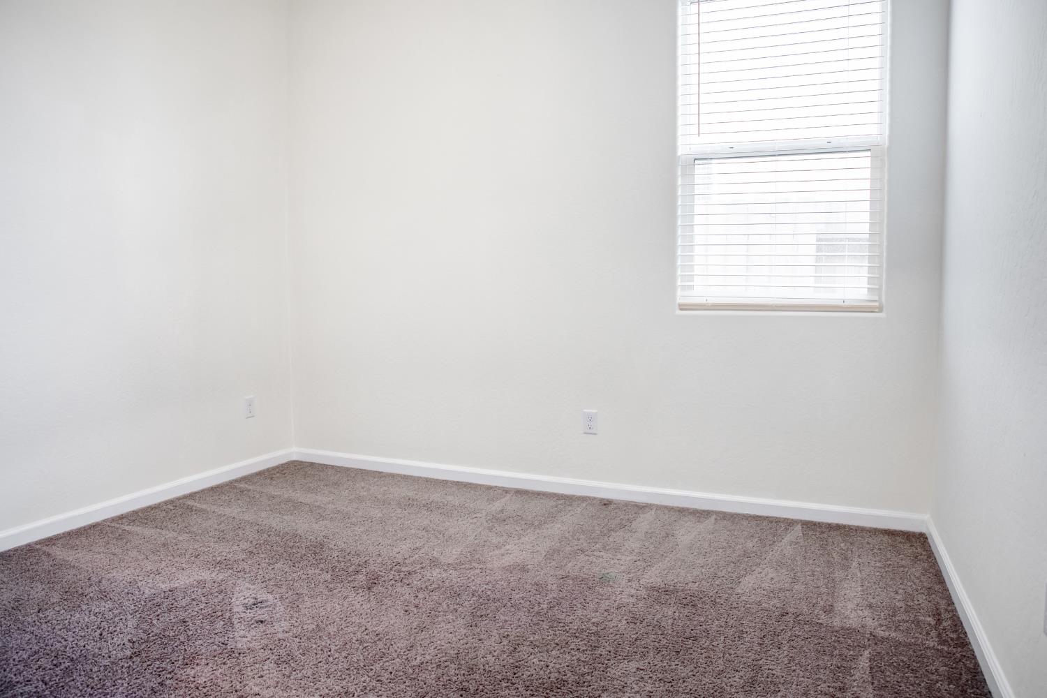 183 S Karen Ave, Kerman, CA 93630