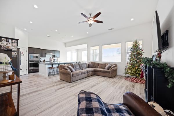 1667 Las Rosas Ave, Clovis, CA 93612