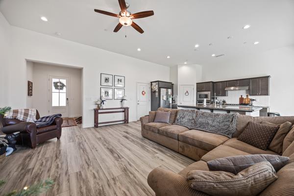 1667 Las Rosas Ave, Clovis, CA 93612