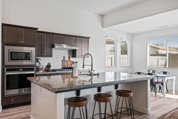 1667 Las Rosas Ave, Clovis, CA 93612