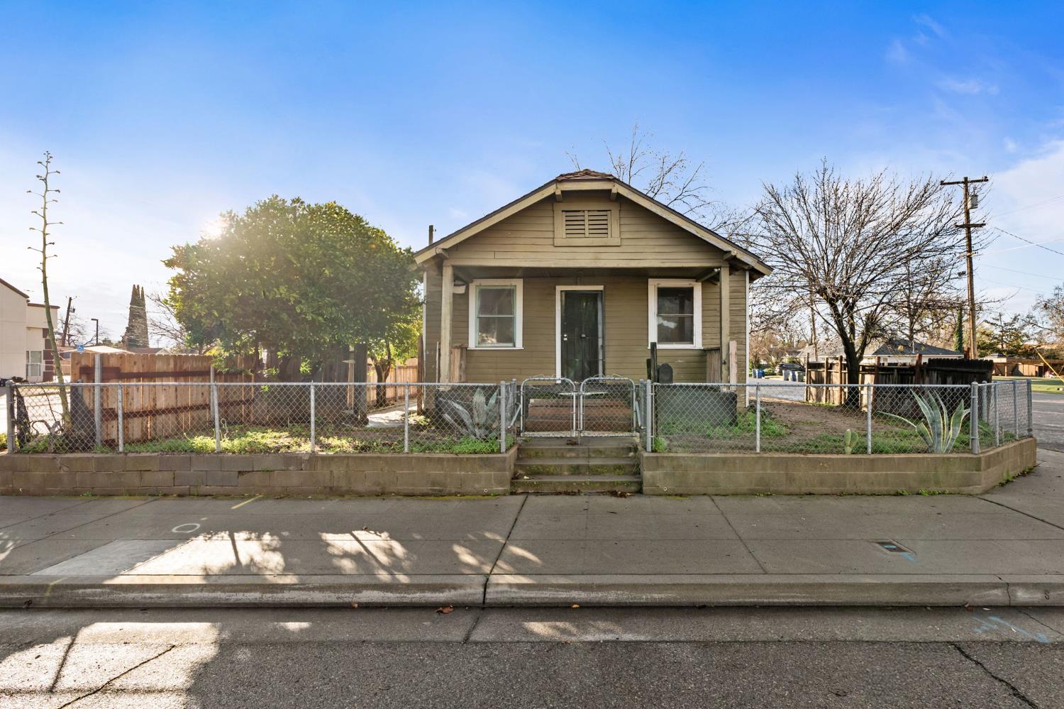 208 Bullard Ave, Clovis, CA 93612