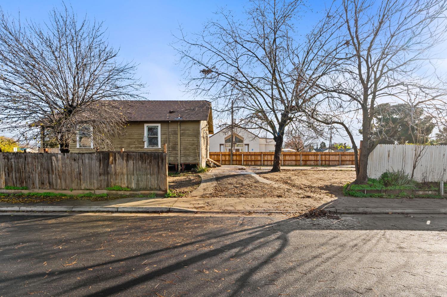 208 Bullard Ave, Clovis, CA 93612