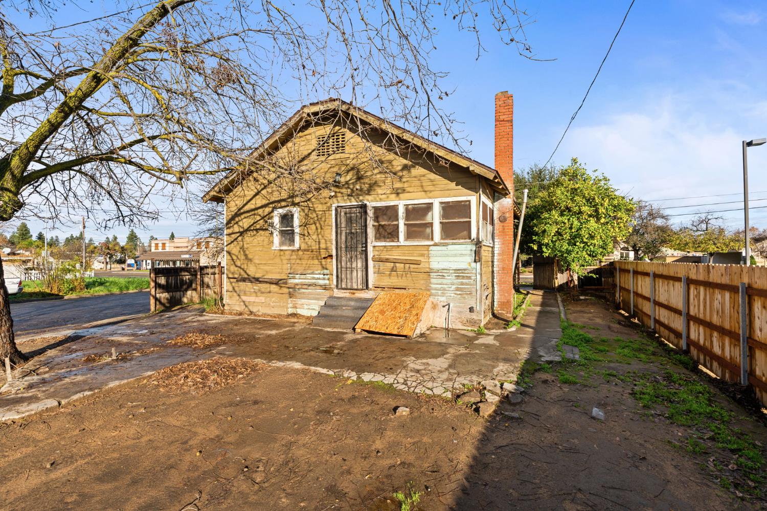 208 Bullard Ave, Clovis, CA 93612