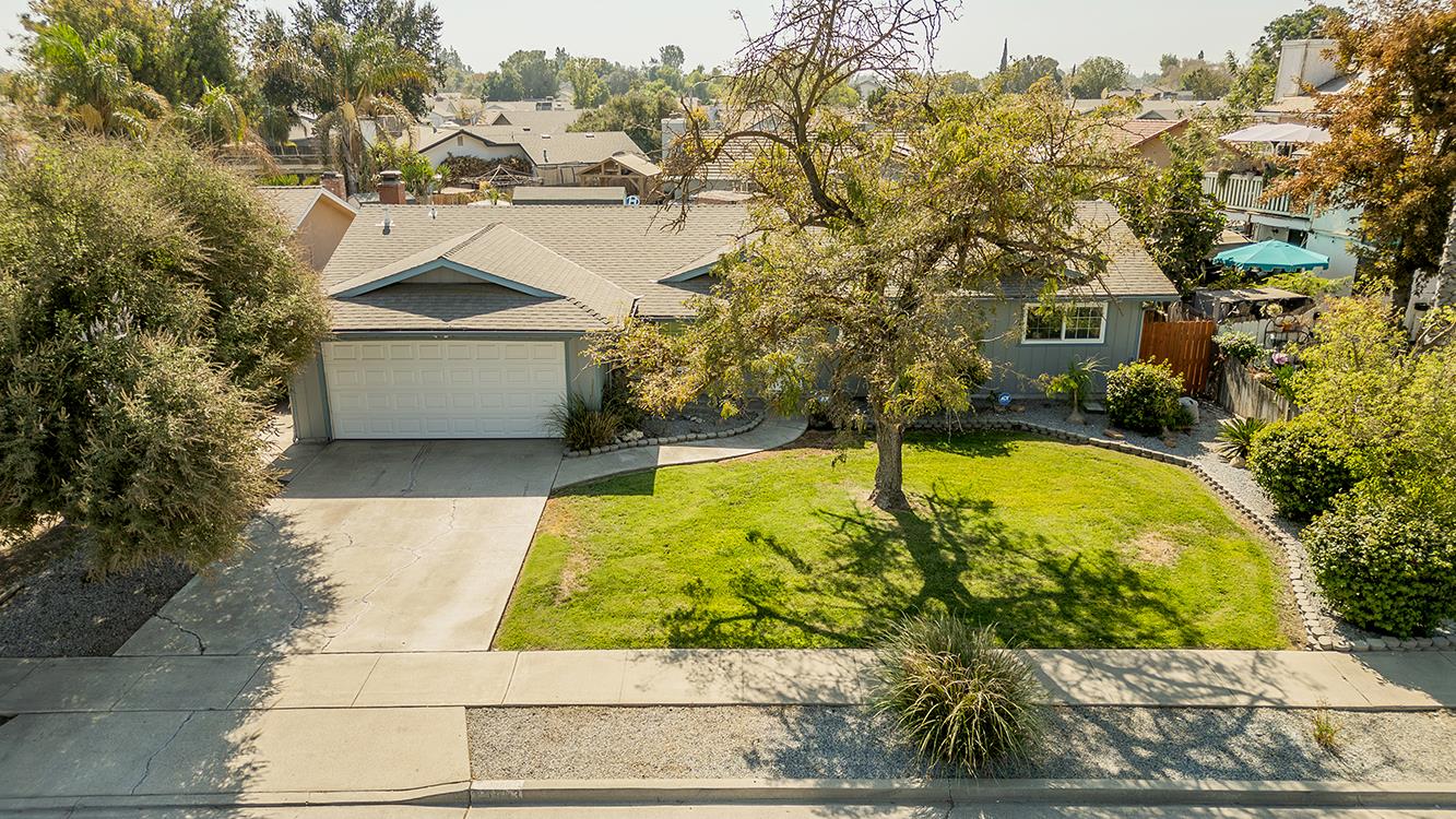 1093 Raymond Rd, Hanford, CA 93230