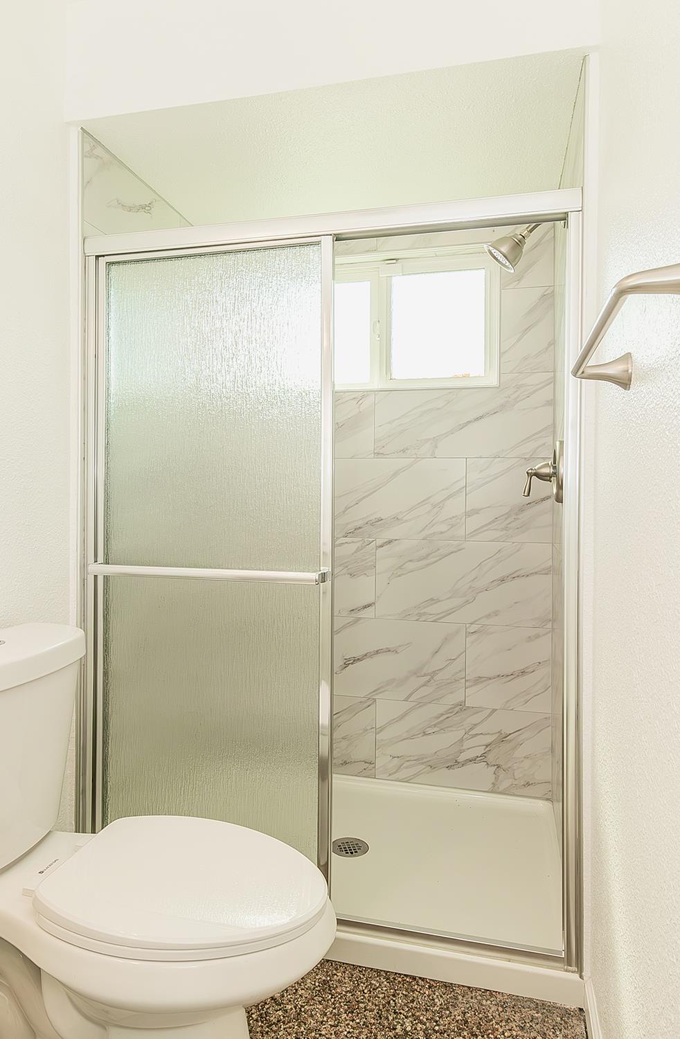 1093 Raymond Rd, Hanford, CA 93230