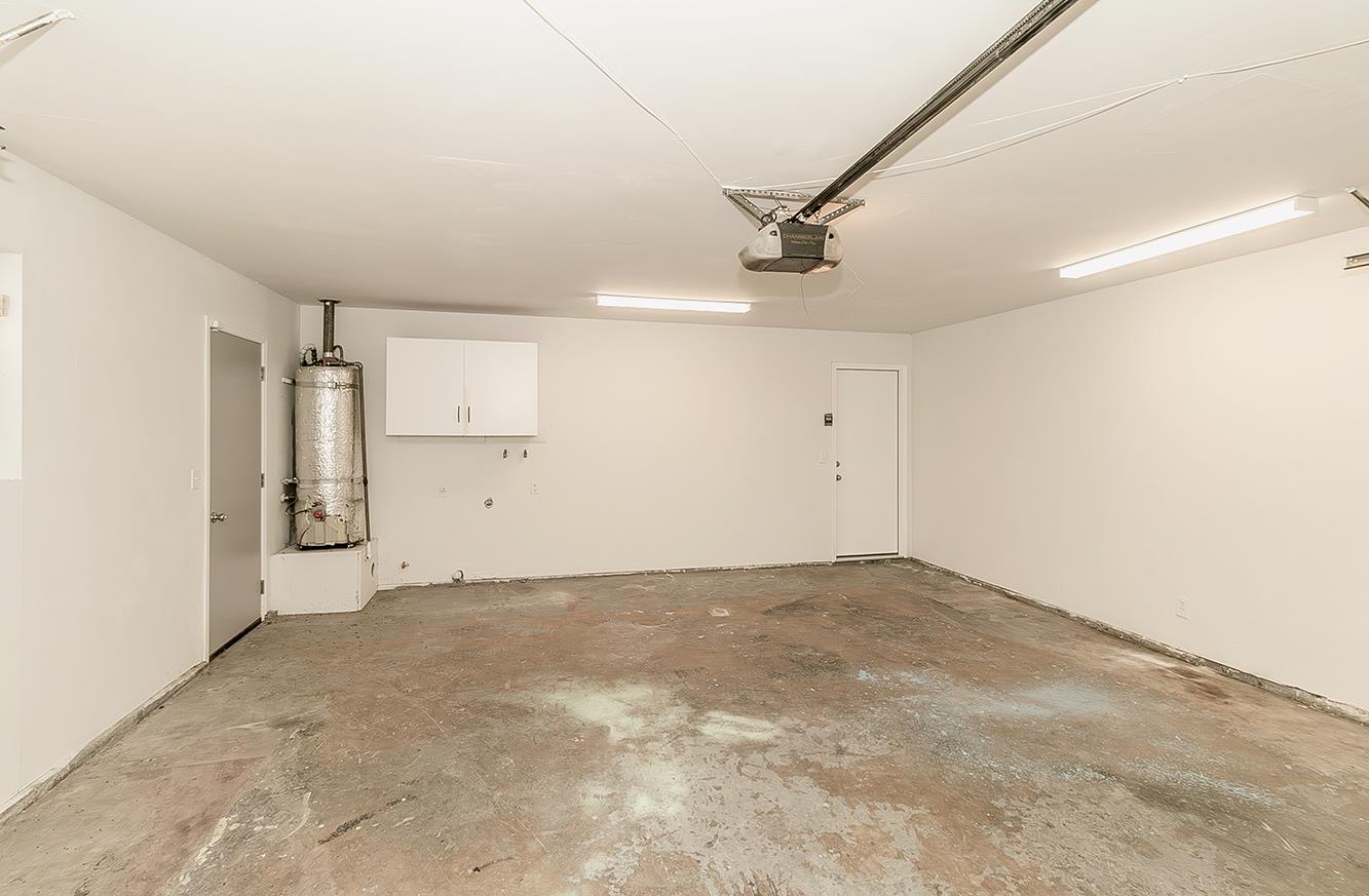 1093 Raymond Rd, Hanford, CA 93230