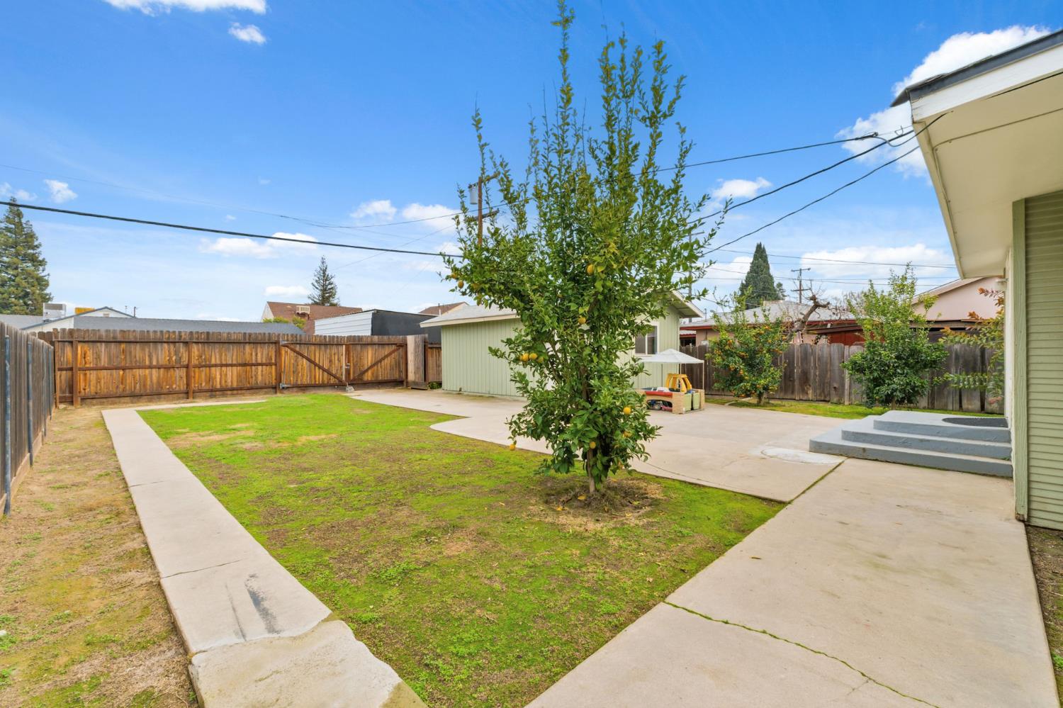 1044 K St, Reedley, CA 93654