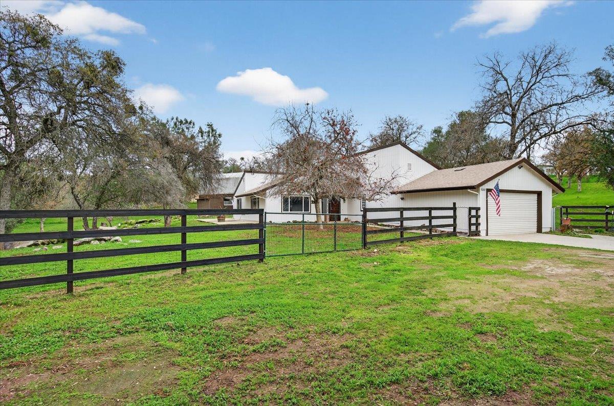 31814 Lockwood Ln, Prather, CA 93651