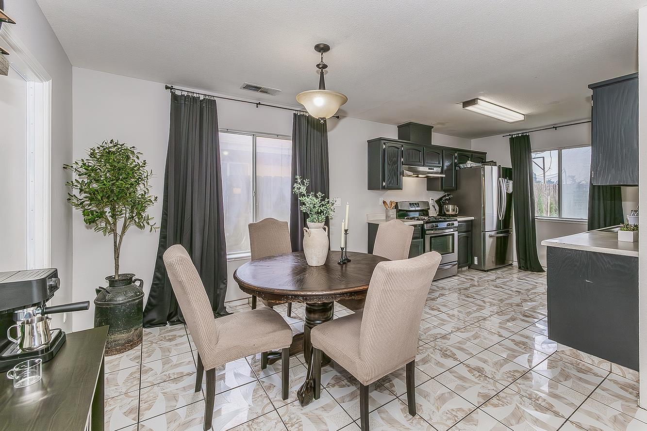 201 Exie Ln, Dinuba, CA 93618